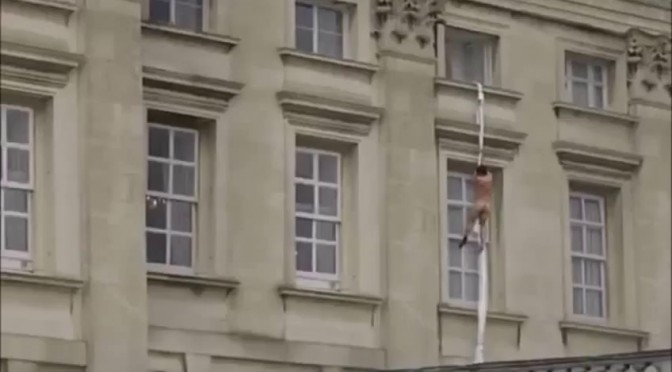 Un jeune homme nu s’échappe par une fenêtre de Buckingham Palace et chute de 10 mêtres
