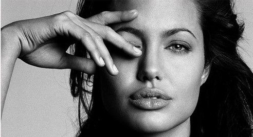 <span style='color:black;font-size:14px;'>(MK-Polis)</span> <span style='color:#DA5725;font-size:26px;'>Extrait du livre MK concernant Angelina Jolie + extrait du film « Une vie volée »</span>