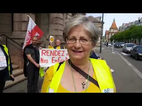 Manifestation devant le TGI de Mulhouse, pour dire STOP aux placements abusifs (abus sexuels sur mineurs et gros business)