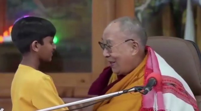 L’Enfant veut un câlin: le Dalaï-Lama l’embrasse sur la bouche et lui demande de lui sucer la langue